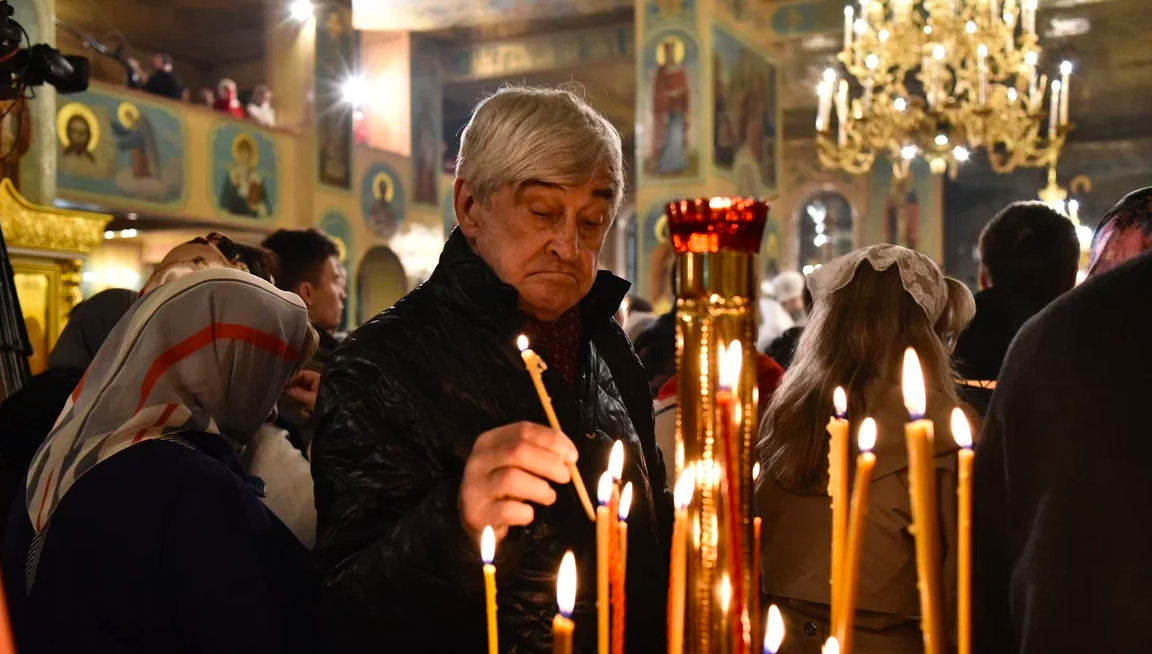 Фото Сотни прихожан пришли на ночную пасхальную службу в Вознесенский собор Новосибирска – 20 кадров 12 - Сиб.ФМ Фото Сотни прихожан пришли на ночную пасхальную службу в Вознесенский собор Новосибирска – 20 кадров 12